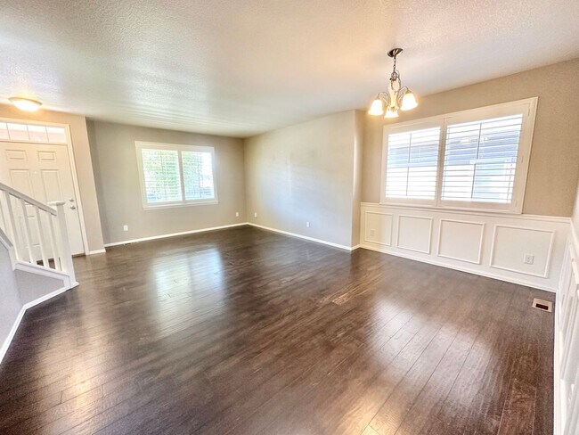 Building Photo - 915 Campfire Dr