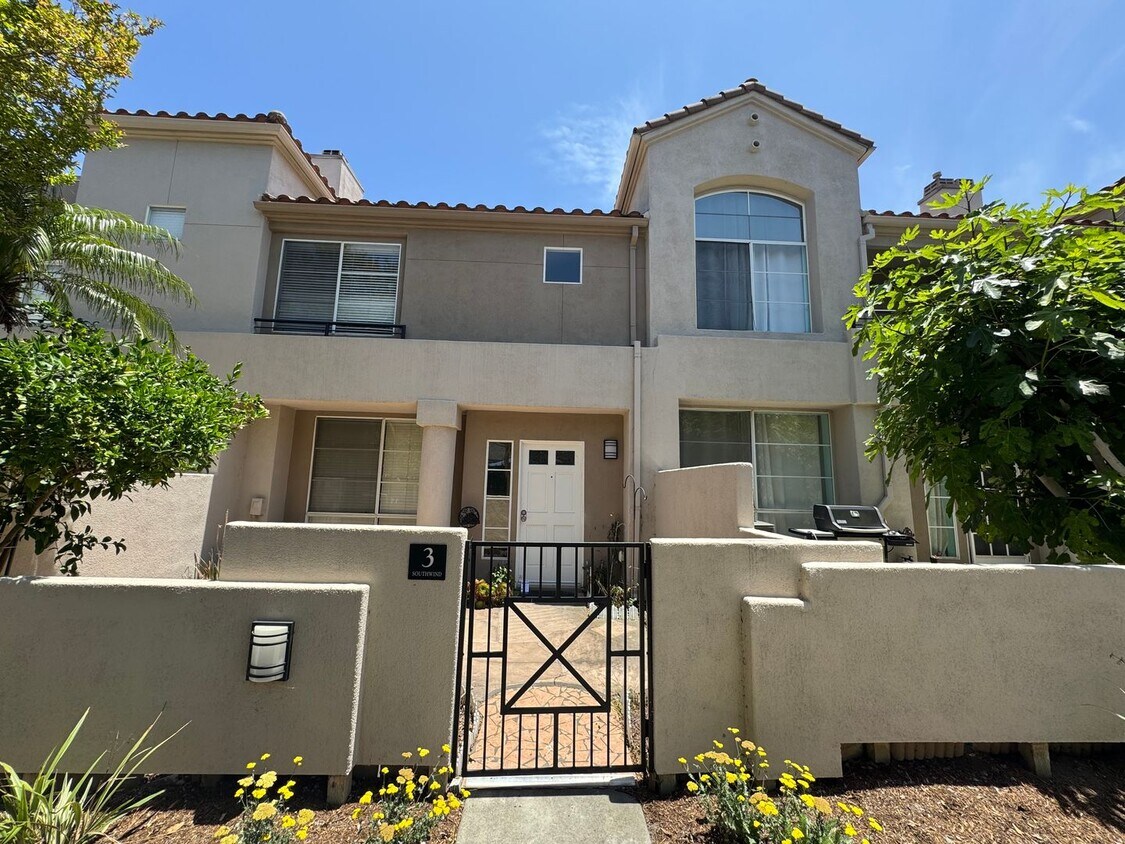 Foto principal - Beautiful 2 Story, 2 Bedroom plus Large Lo...
