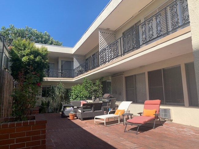 Building Photo - 8207 De Longpre Ave