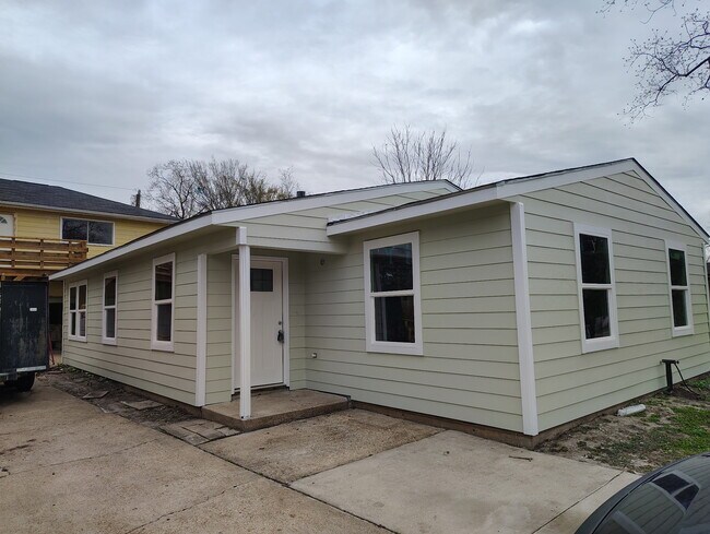 Building Photo - 6603 Narcissus St