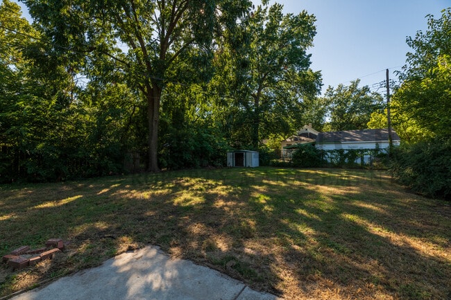 Building Photo - 703 S Dellrose St