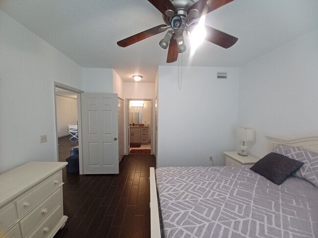 Foto del edificio - Beautiful Condo - $200 off first month