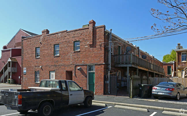 Building Photo - 100-104 W Clay St
