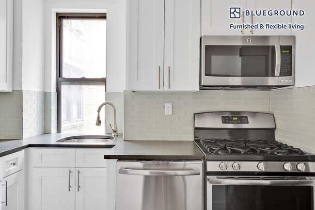 Building Photo - 15 W 55th St