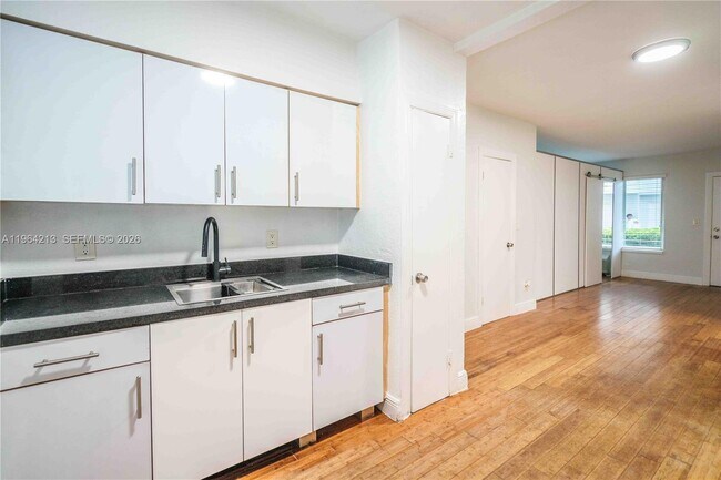 Foto del edificio - 7325 Carlyle Ave