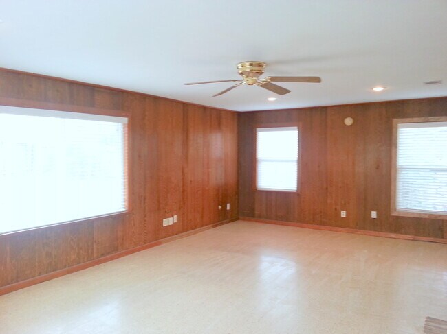 Master bedroom - 232 Inlow Blvd