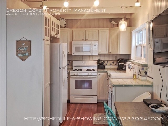 Building Photo - Ocean Front Furnished 4 Bedroom House!