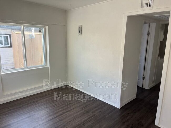 Building Photo - 102 E Hatcher Rd