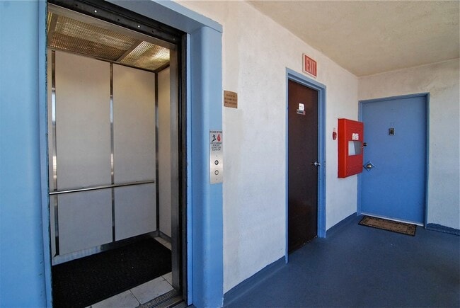 Foto del edificio - 7005-7009 Coldwater Canyon Apartments