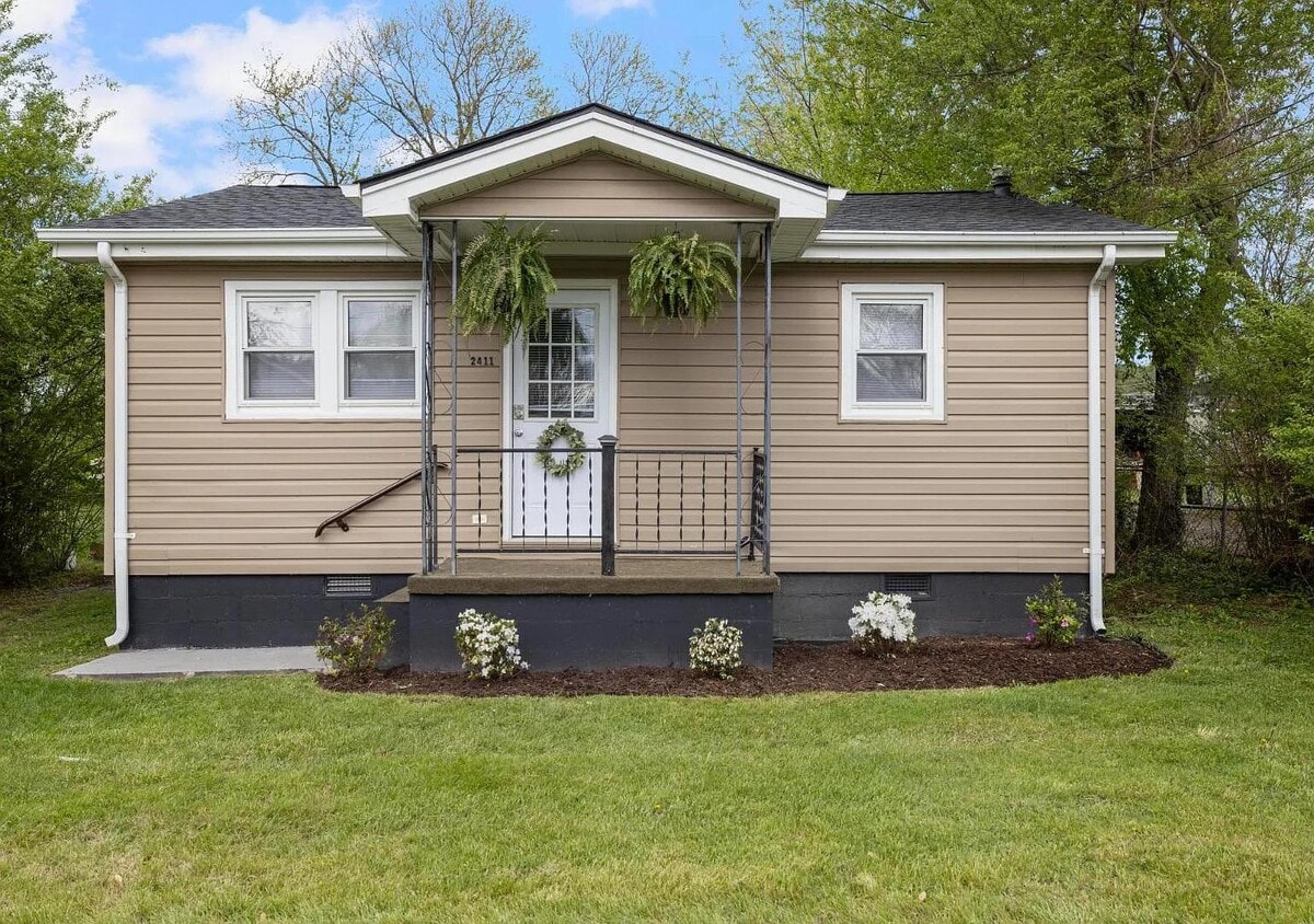 Primary Photo - 2411 Park Ave
