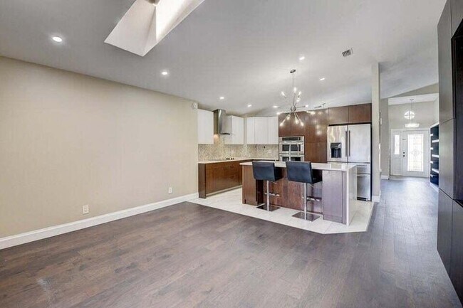 Building Photo - 8561 Tourmaline Blvd