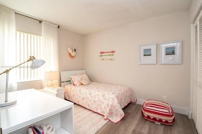 Foto del edificio - 8300 N Sherman Cir