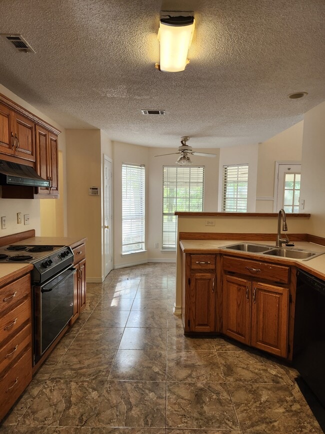 Building Photo - 1504 Beachview Dr