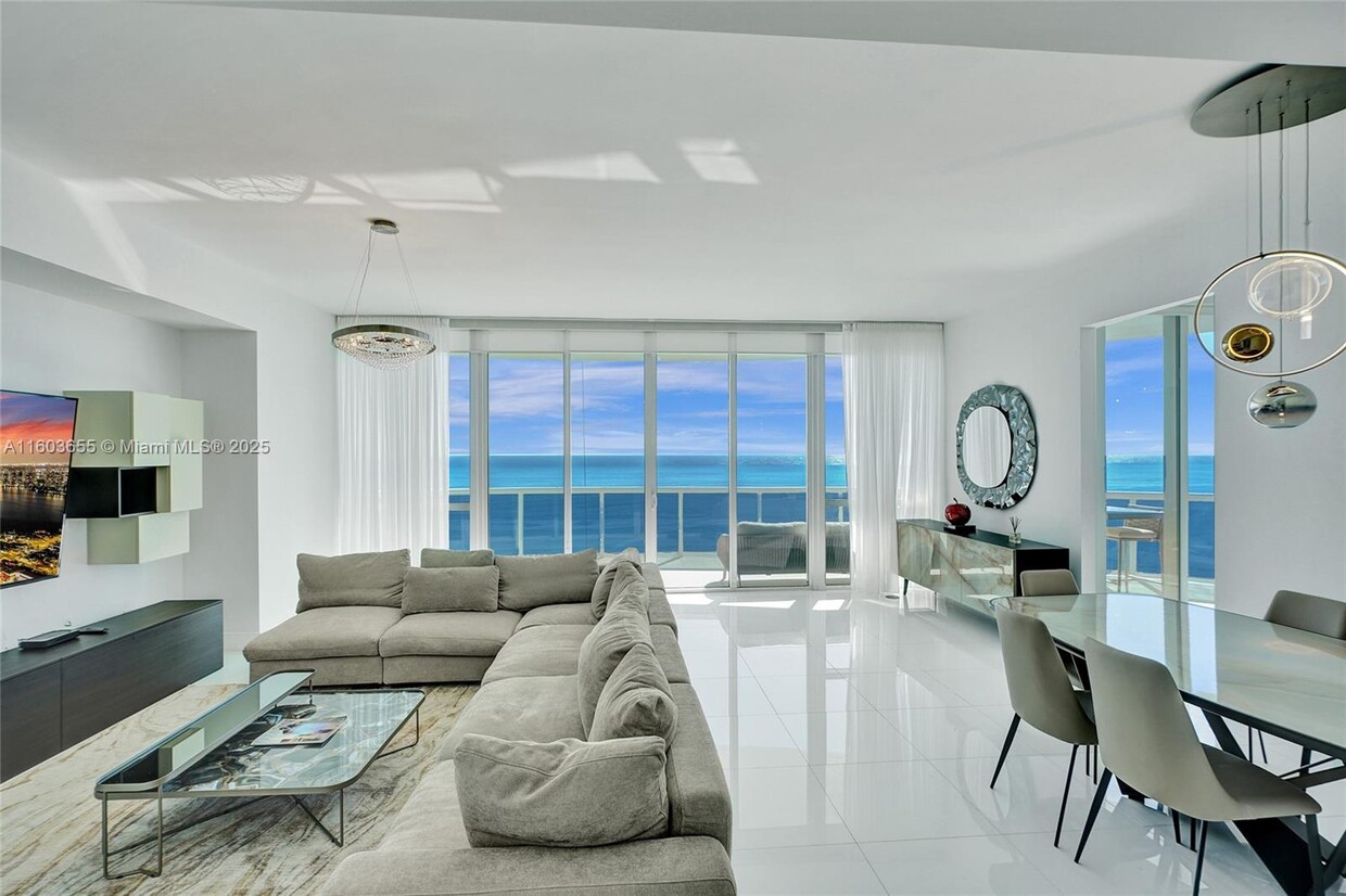 Foto principal - 15811 Collins Ave