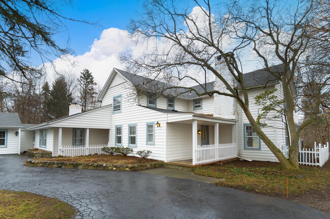 Vintage Farmhouse with guest and owner entrances - 3545 Kirkway Rd