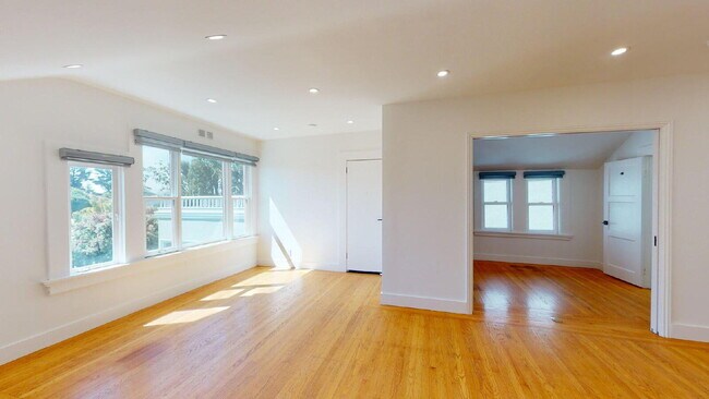 Foto del edificio - Elegant & Updated 2BR / 1BA Apartment with Beautiful City Views — Corona Heights