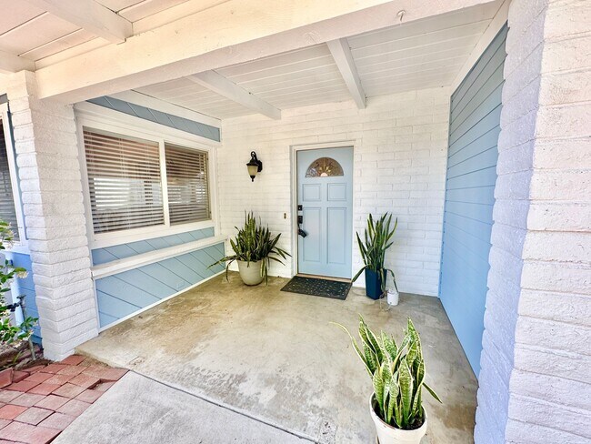 Foto del edificio - Beautiful Home, in Quiet Country Setting, Large, Private, Fenced Yard Space, with Landscaper Incl...