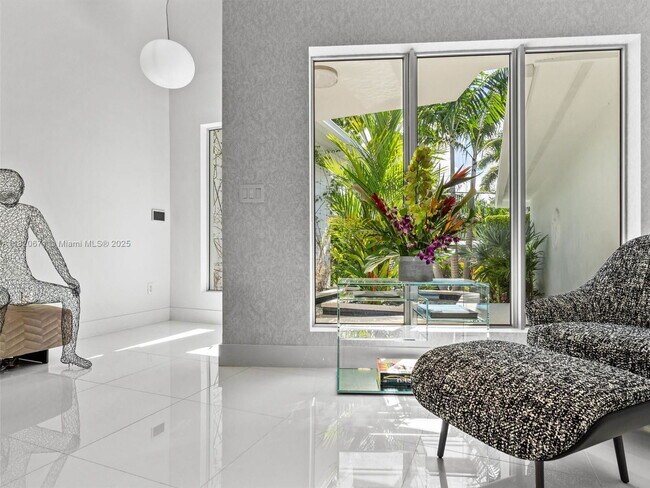 Foto del edificio - 5650 Pine Tree Dr
