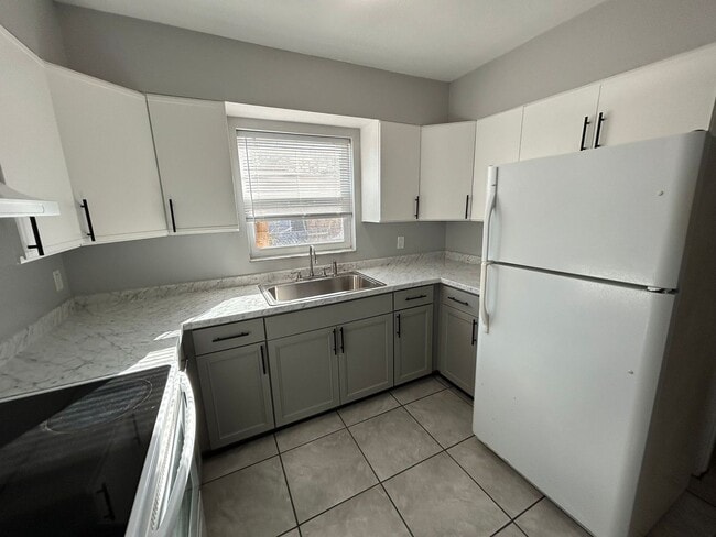 Building Photo - 3 BR Home in St Petersburg