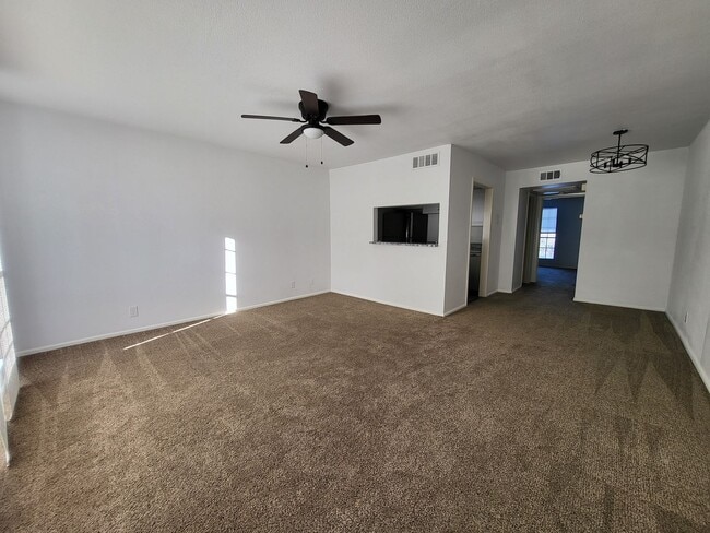 Building Photo - 8401 N New Braunfels Ave