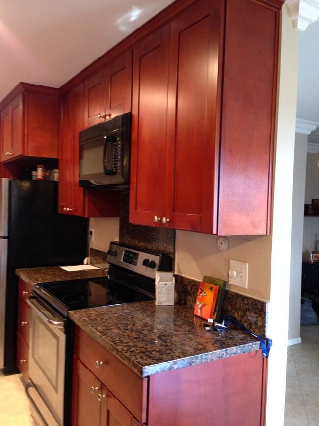 Building Photo - Townhouse w/ Garage & Private Patio, Walking distance to shopping, near highly rated schools