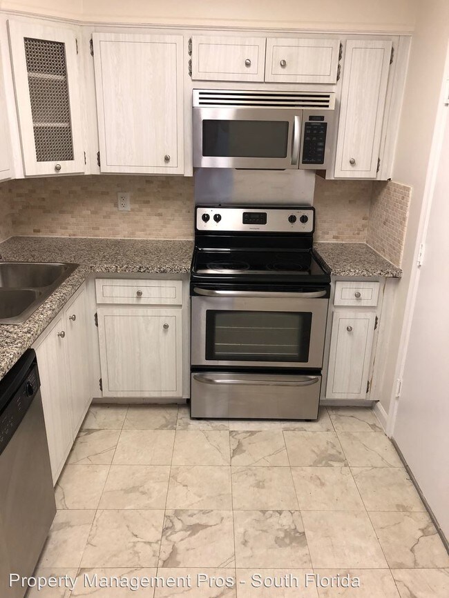 Foto del edificio - 2230 NE 56th Pl