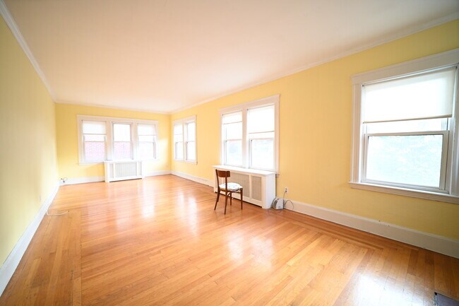 Building Photo - 18 Colbourne Crescent
