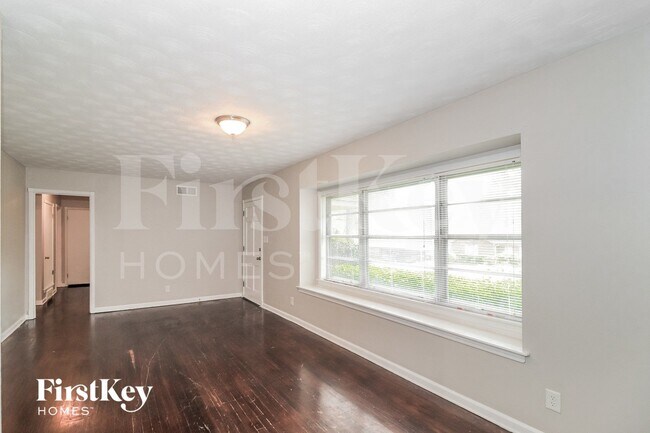 Foto del edificio - 5124 Blueridge Dr