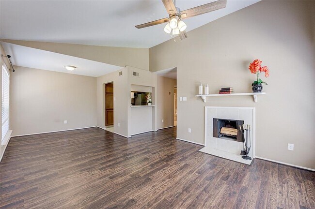 Building Photo - 2025 Augusta Dr