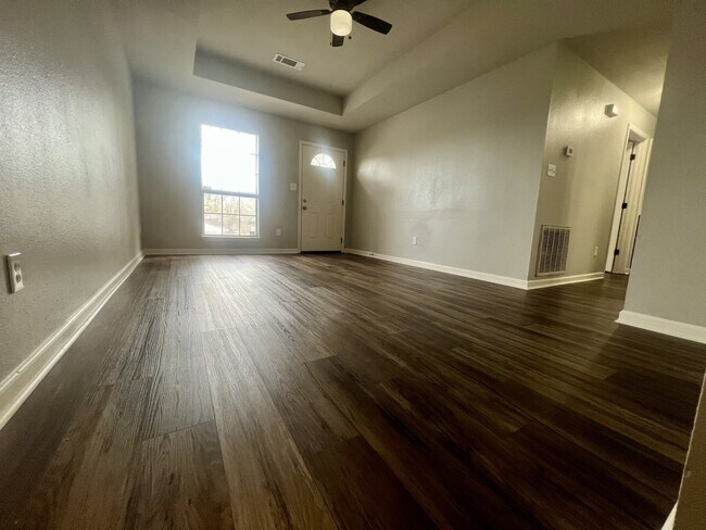 Foto del edificio - 1200 Oakview Dr