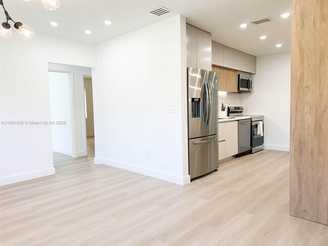 Foto del edificio - 1040 NE 142nd St