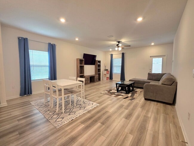 Building Photo - Beautifully maintained 3/2 home with Flex Room in the Sagewood community
