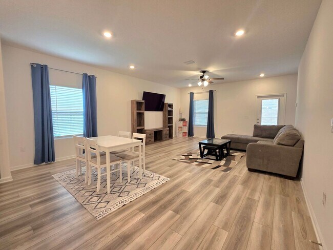 Foto del edificio - Beautifully maintained 3/2 home with Flex Room in the Sagewood community