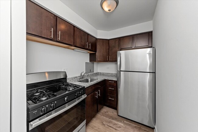 Building Photo - 6211 N Kenmore Ave