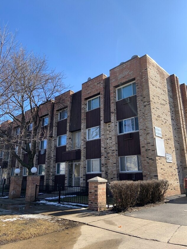 Primary Photo - 8631 W Foster Ave