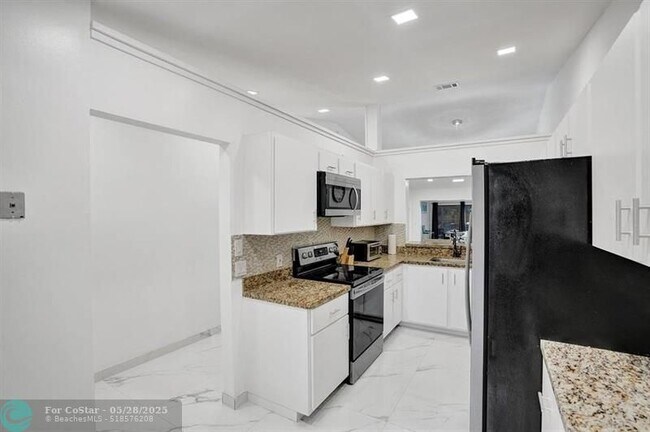 Building Photo - 5434 SW 25th Ave
