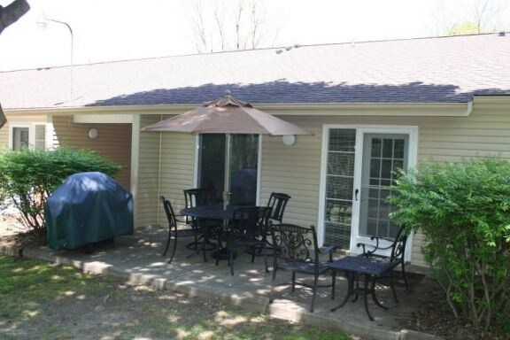 Habitación comunitaria con patio y parrilla - Pine Manor