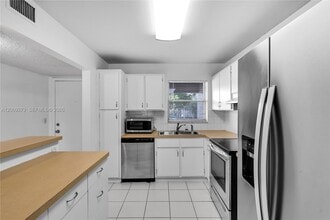 Building Photo - 8513 Old Country Manor