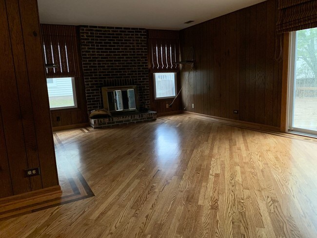 Building Photo - 62 E Fox Hill Dr