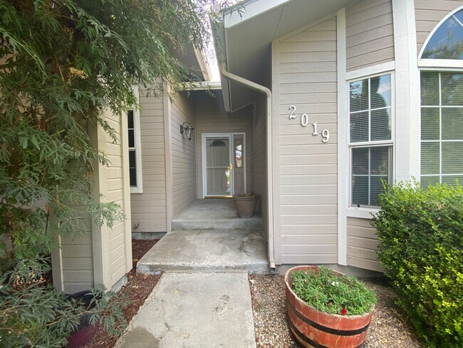 Foto del edificio - Beautiful 3bed, 2bath 2,550sq.ft. home in ...