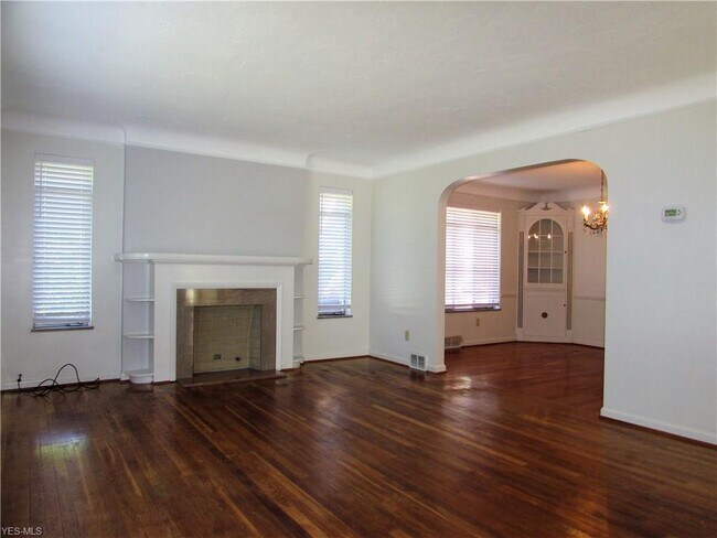 Amplia sala de estar con vistas a Lake Ave - 11509 Lake Ave