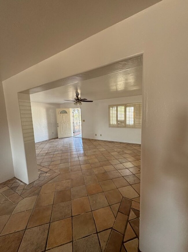 Building Photo - HOLIDAY MOVE IN SPECIAL! Central- 3 bedroo...