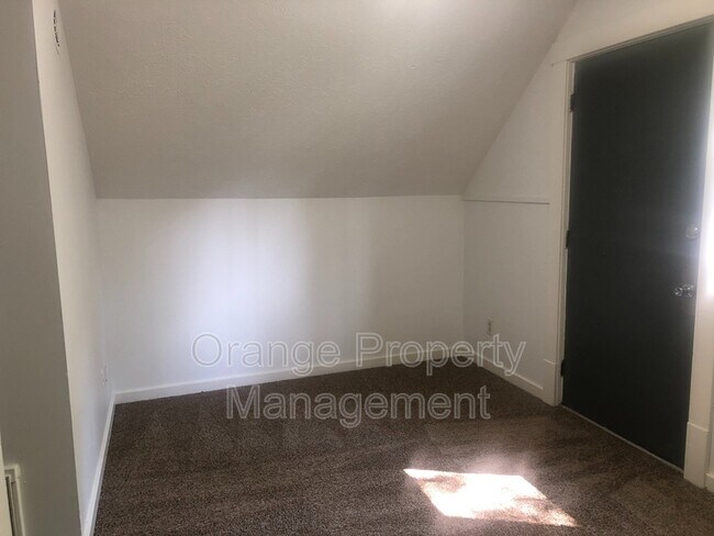 Building Photo - 1037 S 33rd St