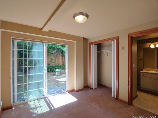 Building Photo - Gorgeous North Seattle Townhome
