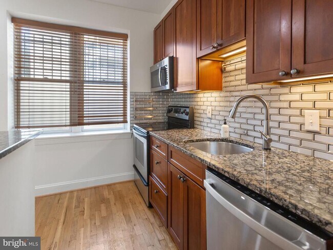 Foto del edificio - 1417 Chapin St NW