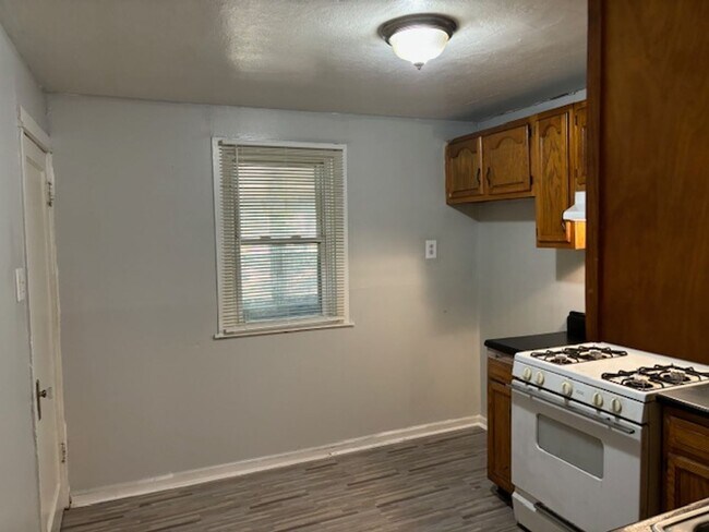 Building Photo - 2 Bedroom
