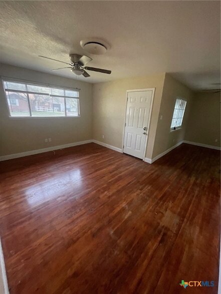 Building Photo - 2512 Live Oak Dr