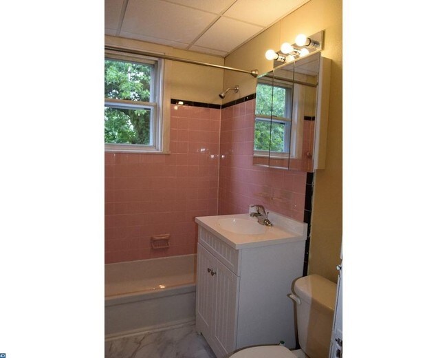 First floor bathroom - 11 Corbin Ct