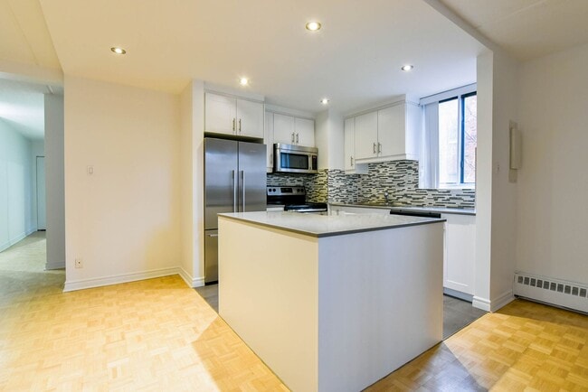 Building Photo - 4800 Maisonneuve Blvd W