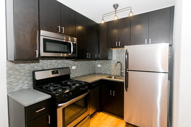 Foto del edificio - 2402 N Kedzie Blvd
